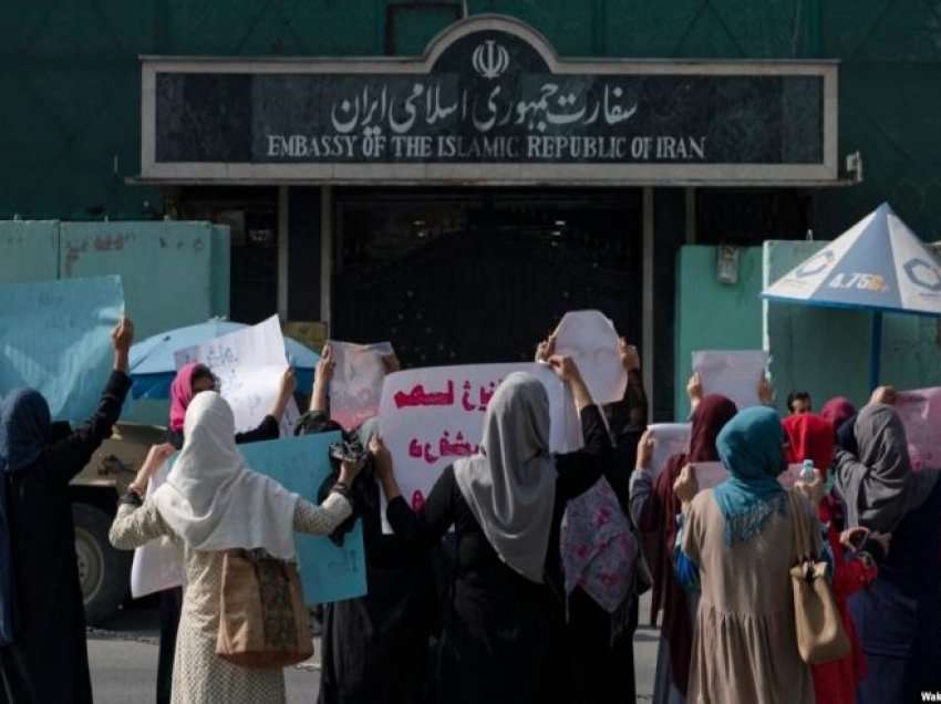 Gratë afgane revoltohen pas ndalimit të punës në OJQ nga talebanët