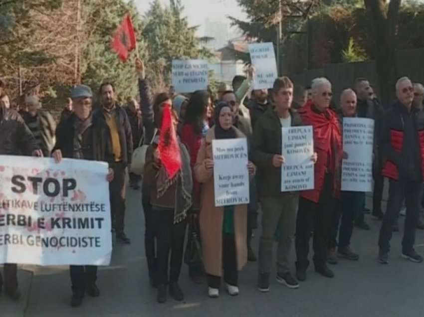 Protestë para Ambasadës serbe në Shkup kundër barrikadave në veri të Kosovë