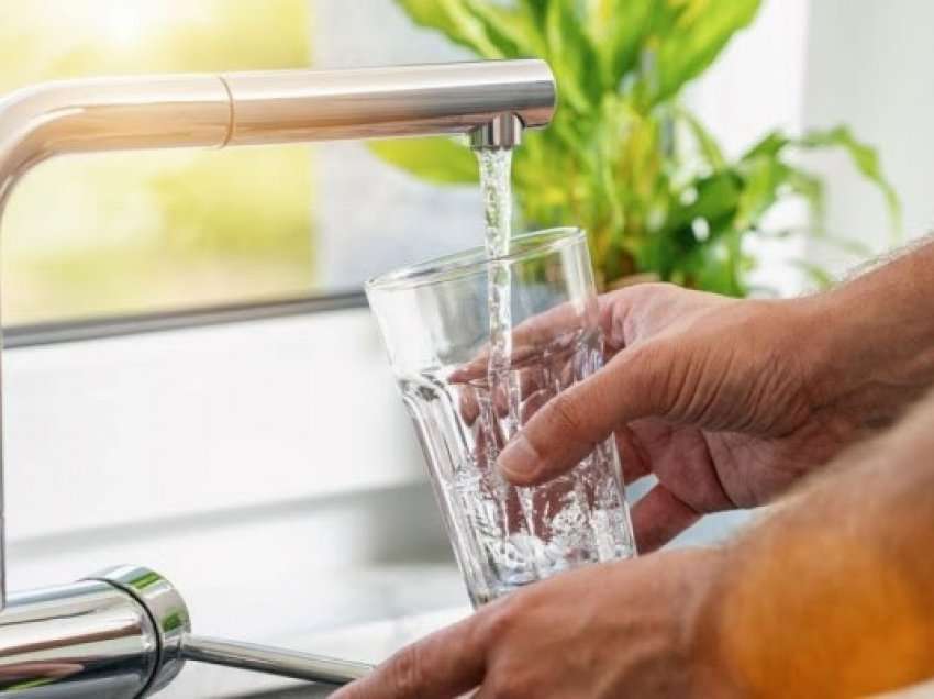 ​Simptomat që tregojnë se nuk po pini mjaftueshëm ujë