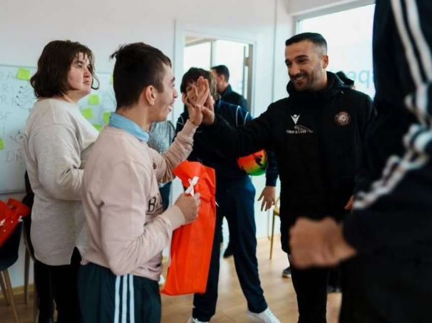 FC Struga vizitoi qendrën e fëmijëve me nevoja të veçanta