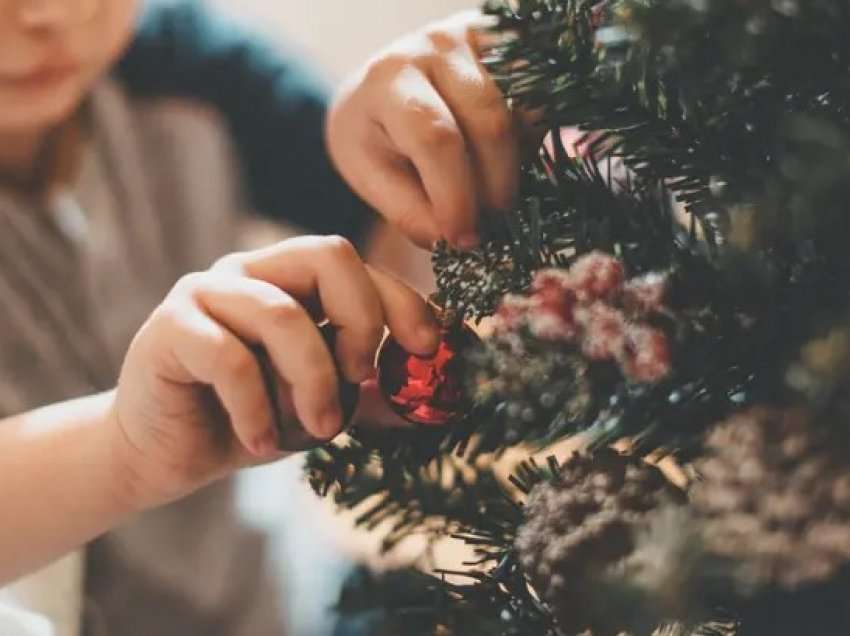 Ja kur duhet ta hiqni pemën tuaj të Krishtlindjes, sipas ekspertëve