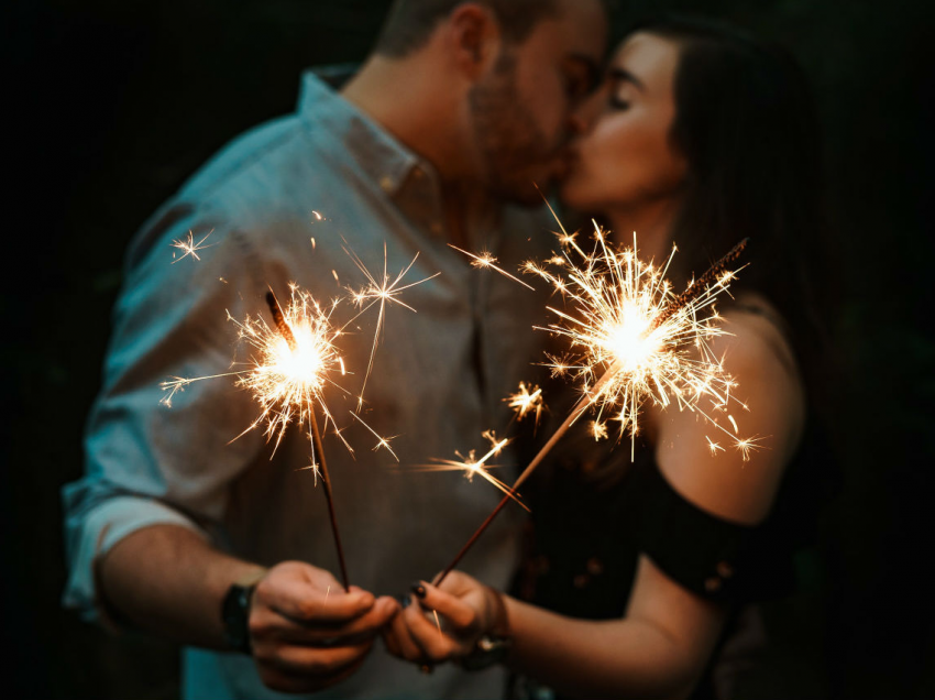 Pse duhet të puthemi në mesnatën e Vitit të Ri dhe çfarë të bëjmë nëse edhe ky vit na ka gjetur vetëm?