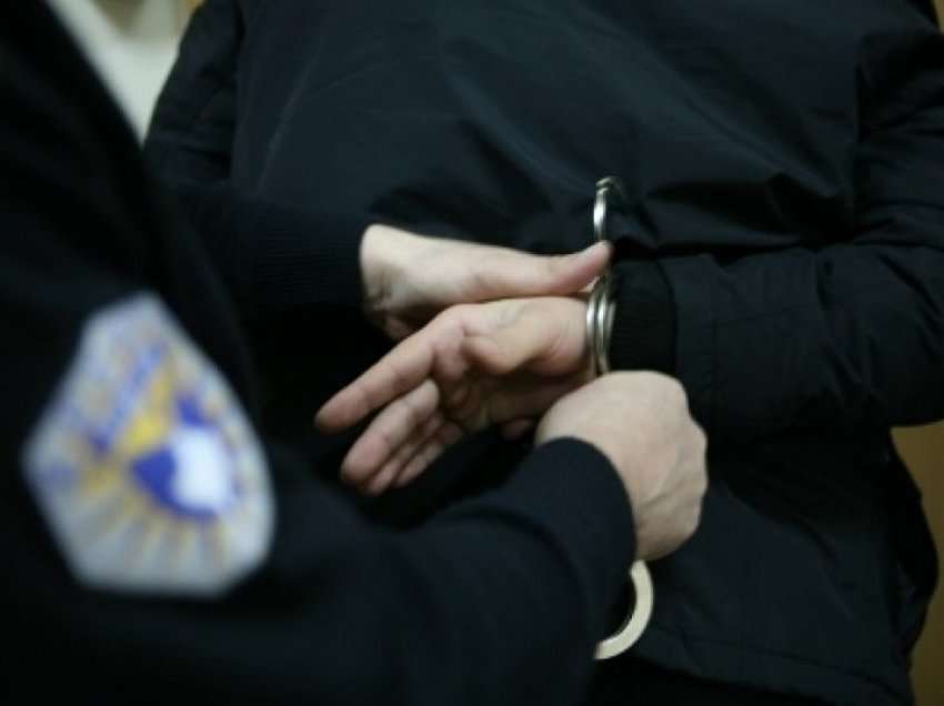 Arrestohet një person në Skenderaj, dyshohet për ngacmim të trefishtë seksual