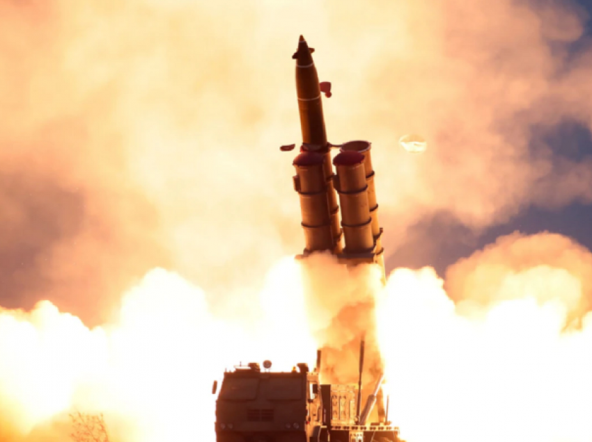 Koreja e Veriut lëshon tri raketa balistike