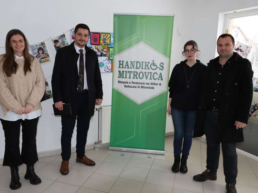 Drejtori Gezim Stavileci viziton shoqatën HANDIKOS në Mitrovicë
