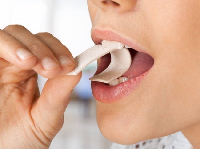Mësoni arsyen e rëndësishme: Pse nuk duhet të përtypni çamçakëz me stomak bosh