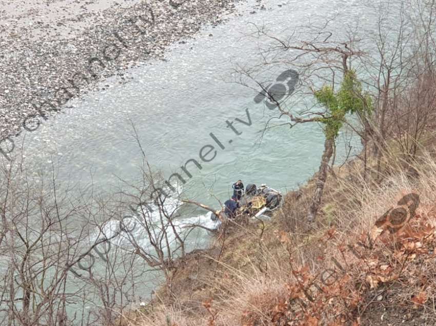 Makina përfundoi në Lumin Shkumbin, momenti i shpëtimit të aksidentuarëve