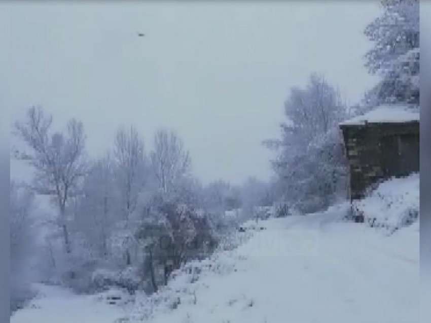 Rëndohet situata në Bulqizë/ Bllokohen disa fshatra, trashësia e dëborës arrin në 40 cm