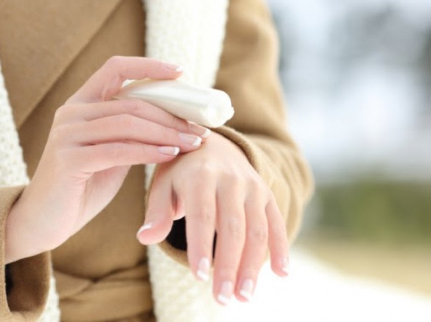 Si të kujdeseni për duart tuaja nga i ftohti?