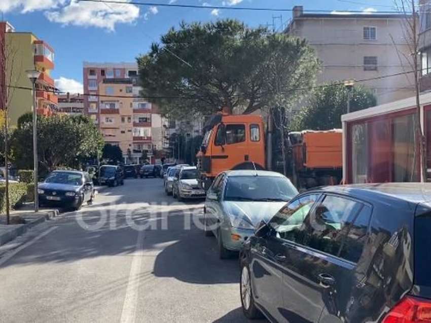 Lezha si Tirana/ Kaos me parkimet, makinat zënë trotuaret
