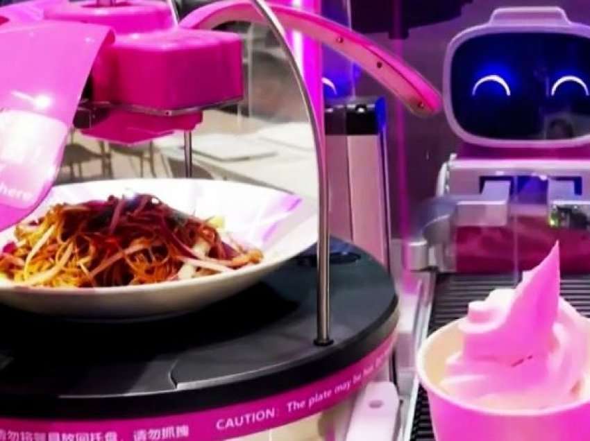 Robotët e Lojërave Olimpike Dimërore shërbejnë ushqim, kokteje dhe pastrojnë