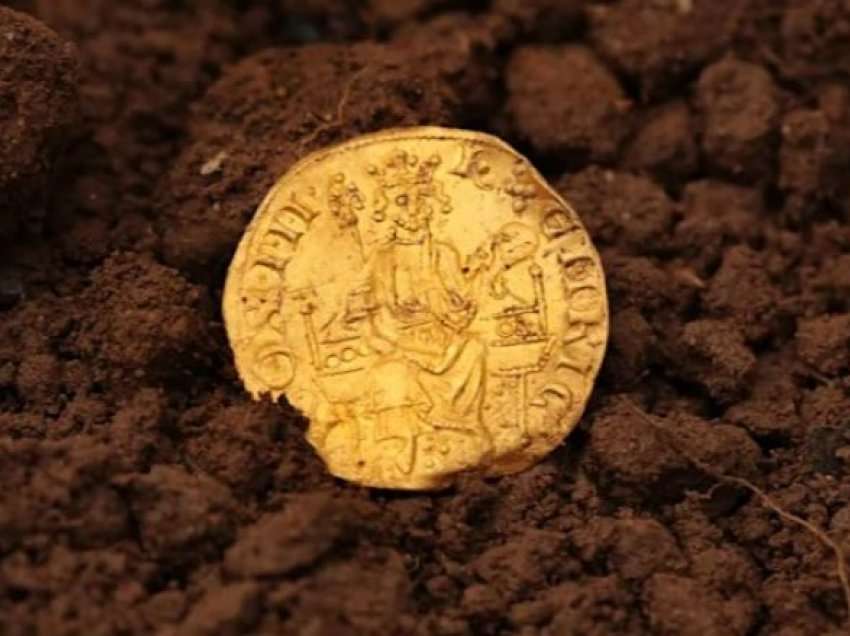 Një burrë në Angli zbuloi një monedhë ari mesjetare me vlerë prej 878,000 dollarë në ditën e parë që provoi detektorin e tij të ri metalik