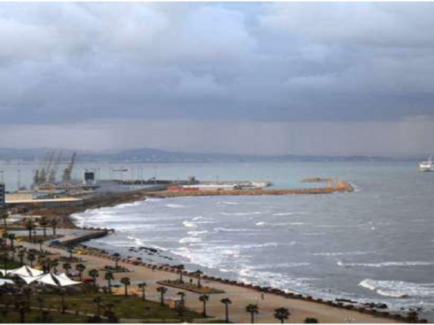  Temperaturat e larta, pushuesit “pushtojnë” plazhin e Durrësit