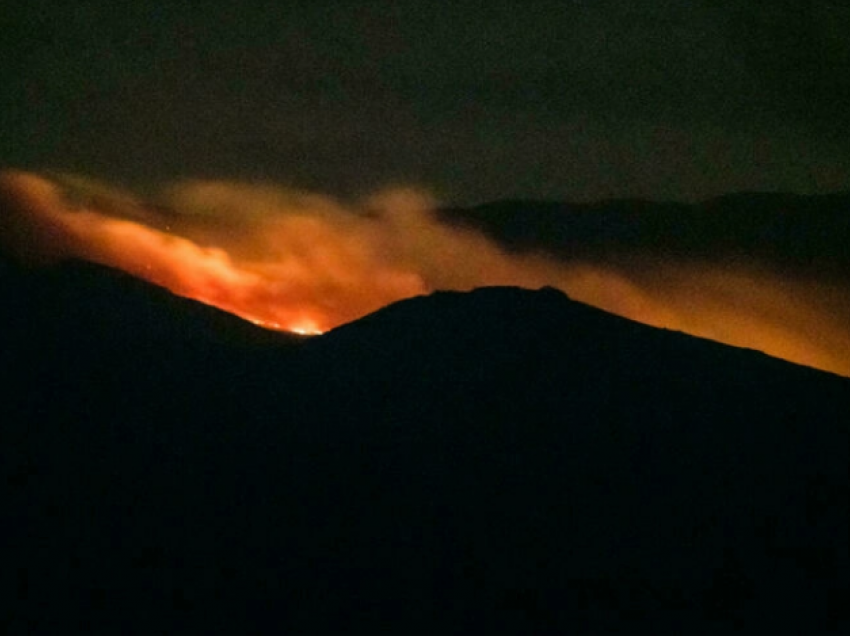 Zjarrfikësit shuajnë zjarrin në pyll në Kenia