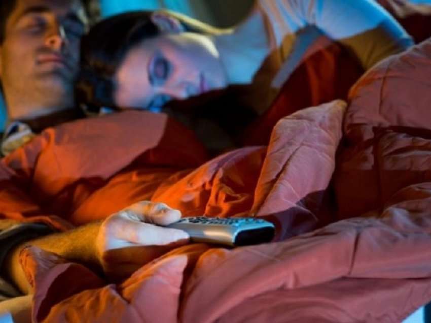 ​Një studim tregoi pse zgjoheni të lodhur kur ju zë gjumi me televizorin ndezur