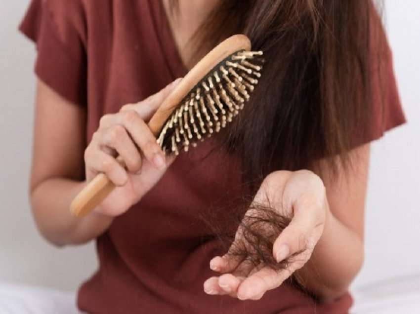 Dermatologu shpjegon arsyet e rënies së flokëve pas shërimit nga COVID-19