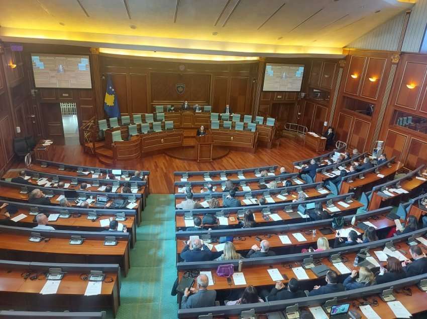 “Frikacak, diktator”/ Përplasje në Kuvend për shtrenjtimin e rrymës, nuk kalon Rezoluta e opozitës