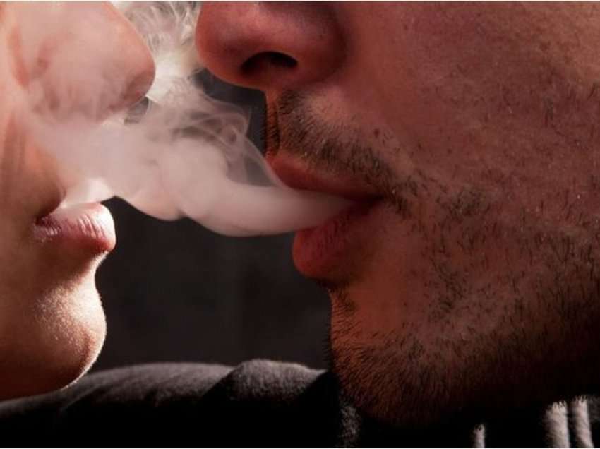 Kur vetëm njëri prej të dyve pi cigare: Zgjidhje për puthje të ëmbla