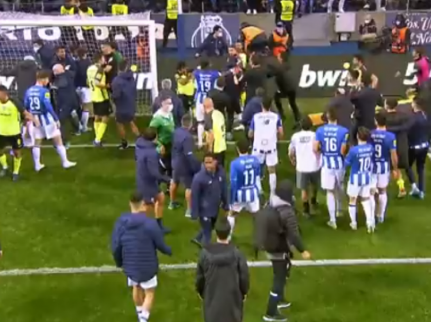 Pamje/ Përleshje e madhe fizike mes futbollistëve në Portugali, nuk mungon Pepe