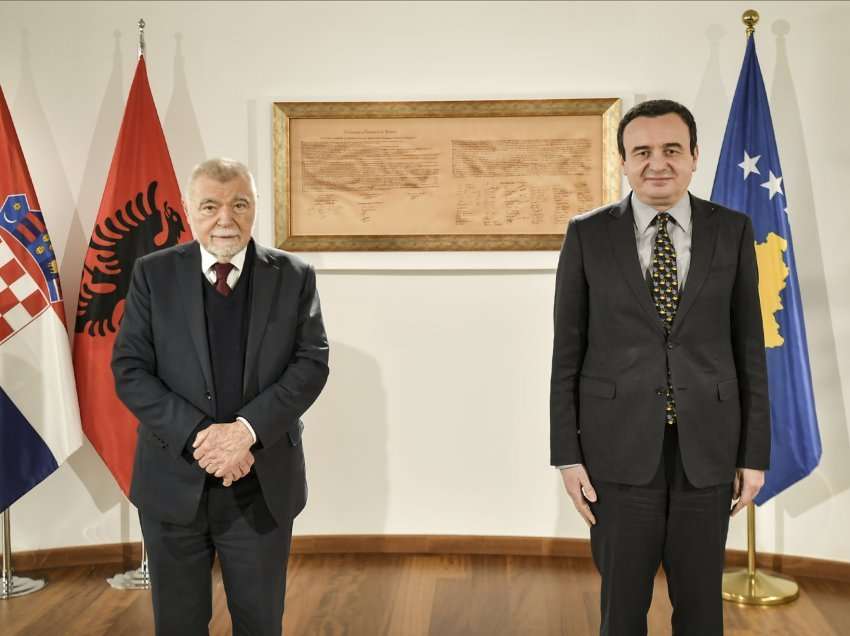 Kryeministri Kurti priti në takim ish-presidentin e Kroacisë, Stipe Mesiq dhe ish-presidentin e Shqipërisë, Bamir Topi
