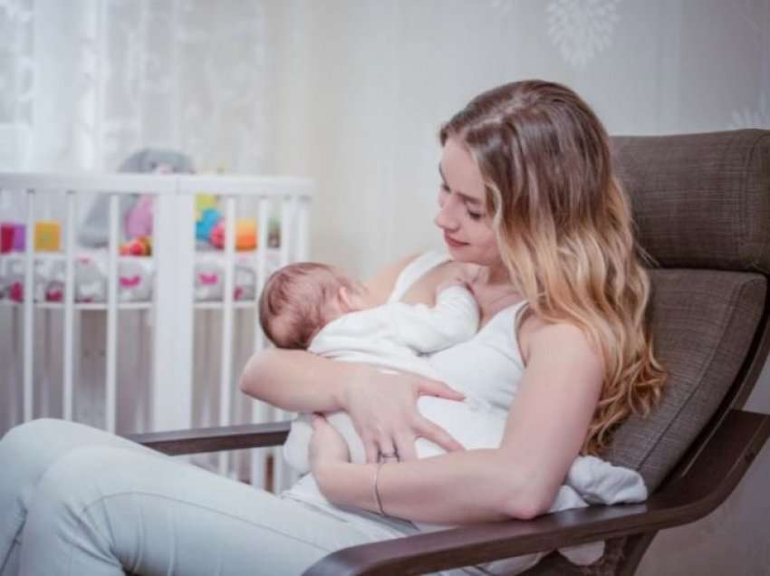 Nënat e reja duhet të kenë kujdes nga simptoma e re e Omicronit