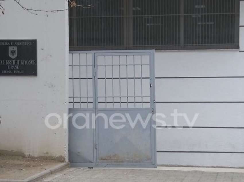 “Shtëpia e barit” në Tiranë, tre të arrestuarit para gjykatës, në kërkim qiramarrësja e banesës