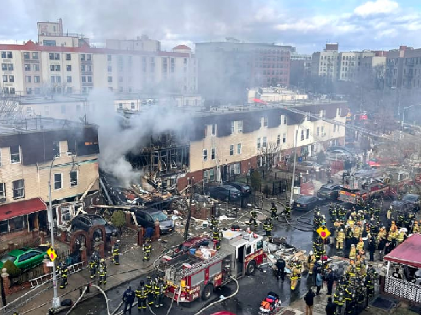 Zjarrfikësit në skenën e shpërthimin që vrau shtatë njerëz në ndërtesën në jug të Francës 