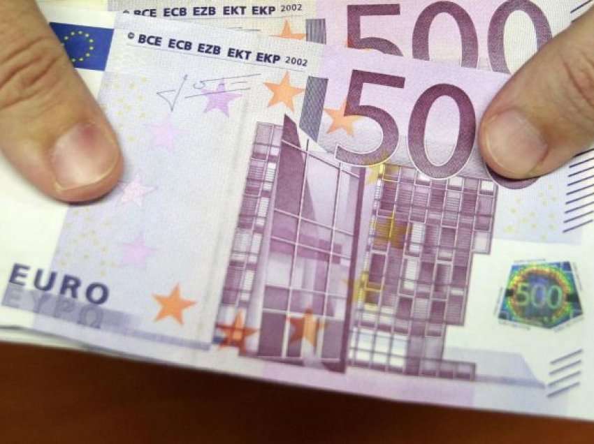 Një punëtor i një pike të karburanteve raporton një kartëmonedhë 500 euro të falsifikuar  