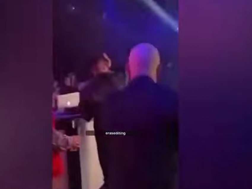 Këngëtarin Butrint Imeri e qëllojnë me shishe në kokë gjatë koncertit në New York