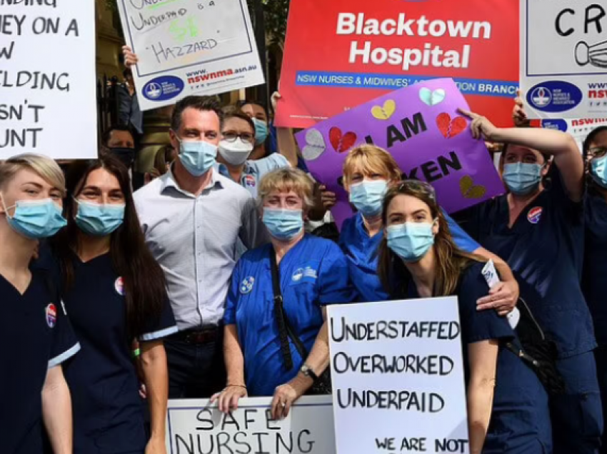 Të rraskapitur nga pandemia, infermierët protestojnë kundër masave