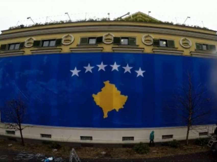 “Dashni nga Tirana”, Bashkia mbulohet me flamurin e Kosovës