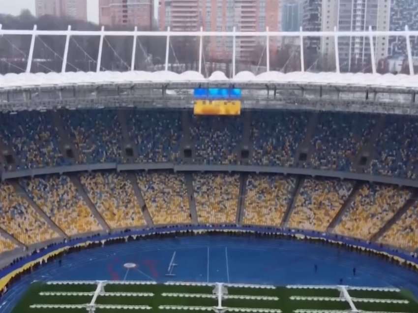 Dita e unitetit, ukrainasit shpalosin flamurin gjigant në Kiev
