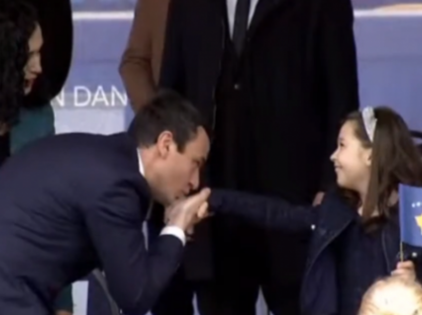 Kryministri Kurti ua puth duart vajzave të Vjosa Osmanit