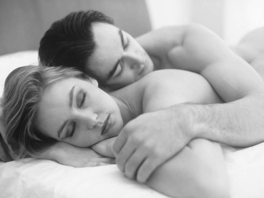 Zbuloni nëse jeni një çift i lumtur nga mënyra se si flini