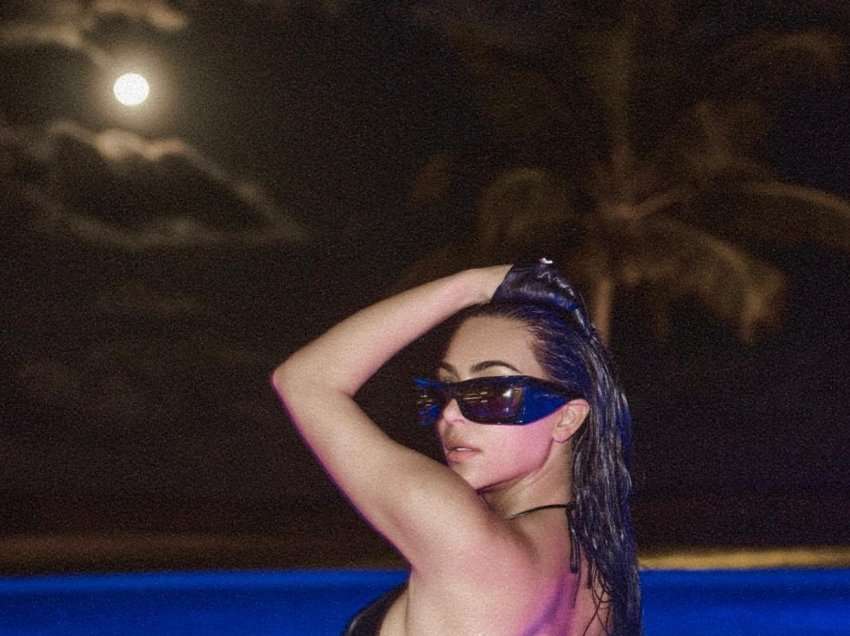 Kim Kardashian tregon linjat e përkryera të trupit, teksa shijon një natë në pishinë