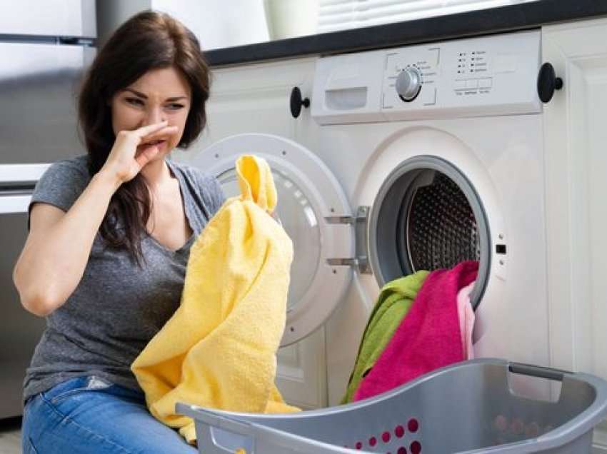 4 mënyra efektive dhe të shpejta për të larguar aromën e mykut nga rrobat tuaja