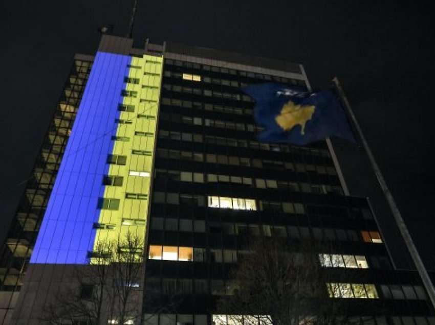 Objekti i Qeverisë së Kosovës ndriçohet me flamurin e Ukrainës, Kurti: Historia favorizon të drejtët