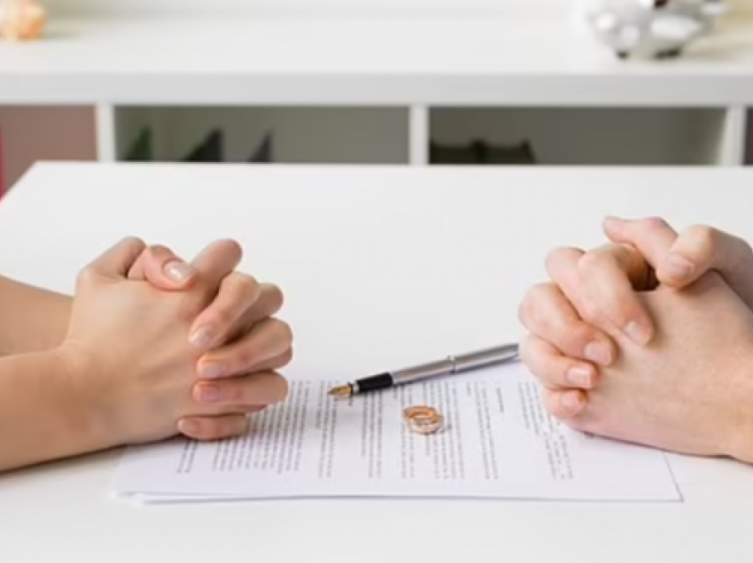 Gruaja nuk e dinte se ishte divorcuar që 12 vite: Burri i falsifikoi nënshkrimin