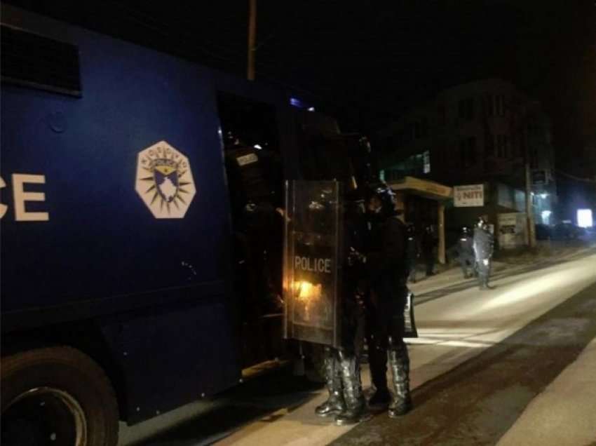Aksion policor në Pejë, të dyshuarit iu gjet në banesën e nënës së tij sasi heroine dhe armë