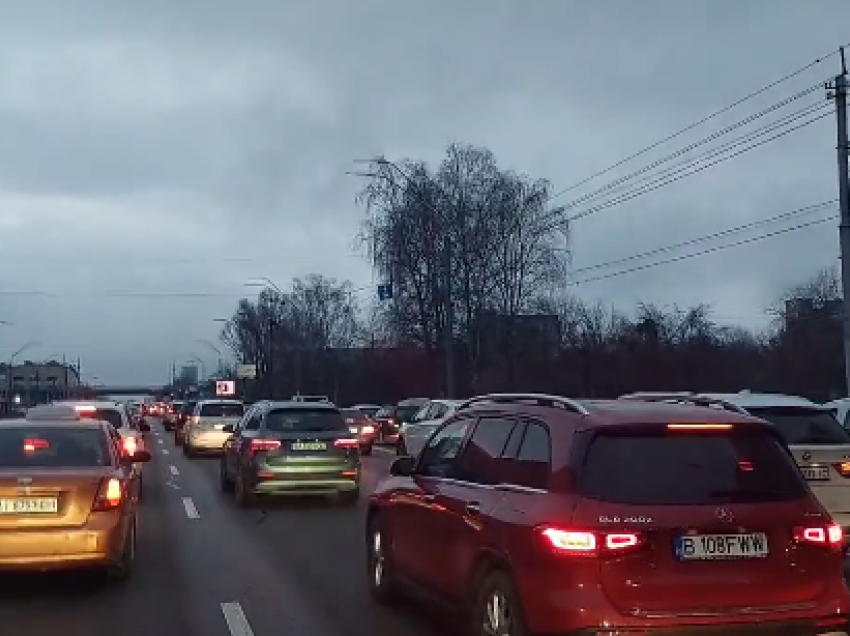Atmosferë lufte në Ukrainë, kolona të gjata të veturave nën sirenat e sulmit ajror