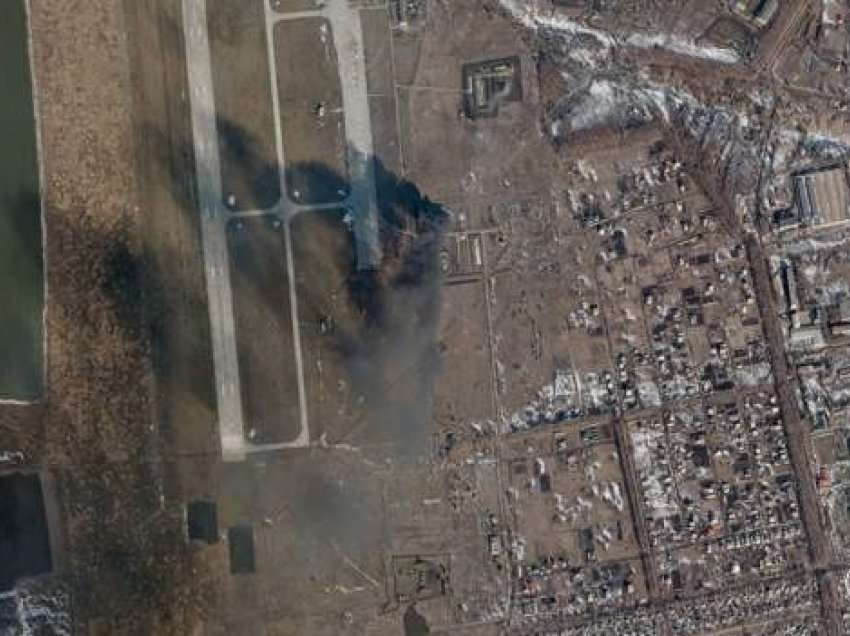 Imazhi satelitor kap sulmin në bazën ajrore pranë Kharkiv, pamje tronditëse