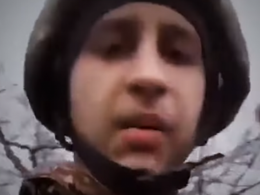 Ushtari ukrainas i përshëndet prindërit e tij nga fronti i luftës: Nënë, baba, ju dua