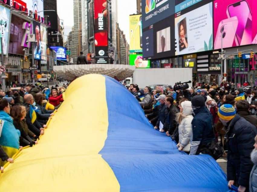 SHBA/NEW YORK: Qindra protestues kundër luftës u mblodhën në Times Square mbështetje të Ukrainës