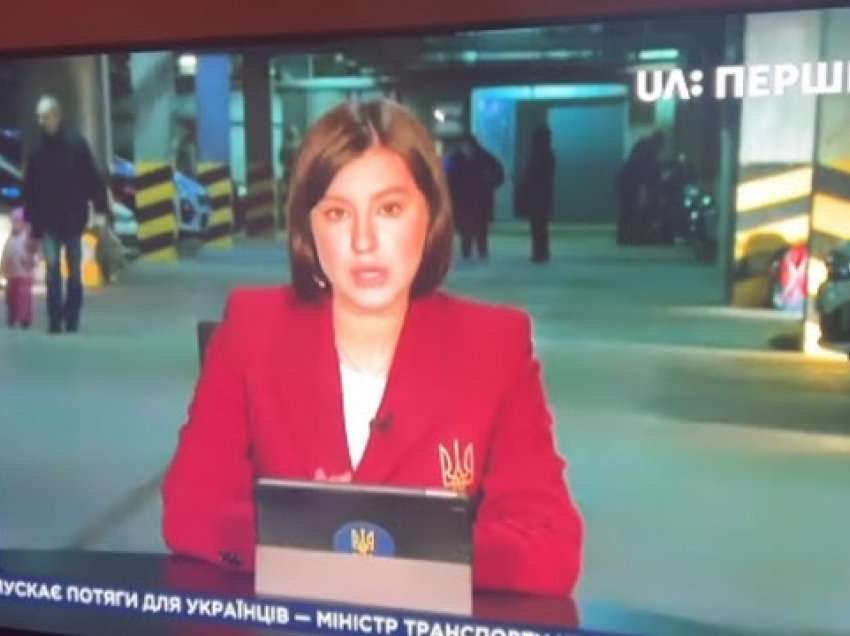 ​Gazetarja ukrainase jep edicionin e lajmeve nga parkimi nëntokësor
