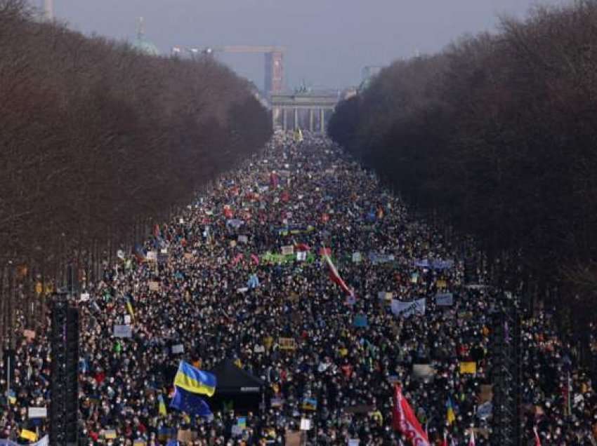 Mbi 100 mijë pjesëmarrës në protestën e Berlinit kundër luftës në Ukrainë