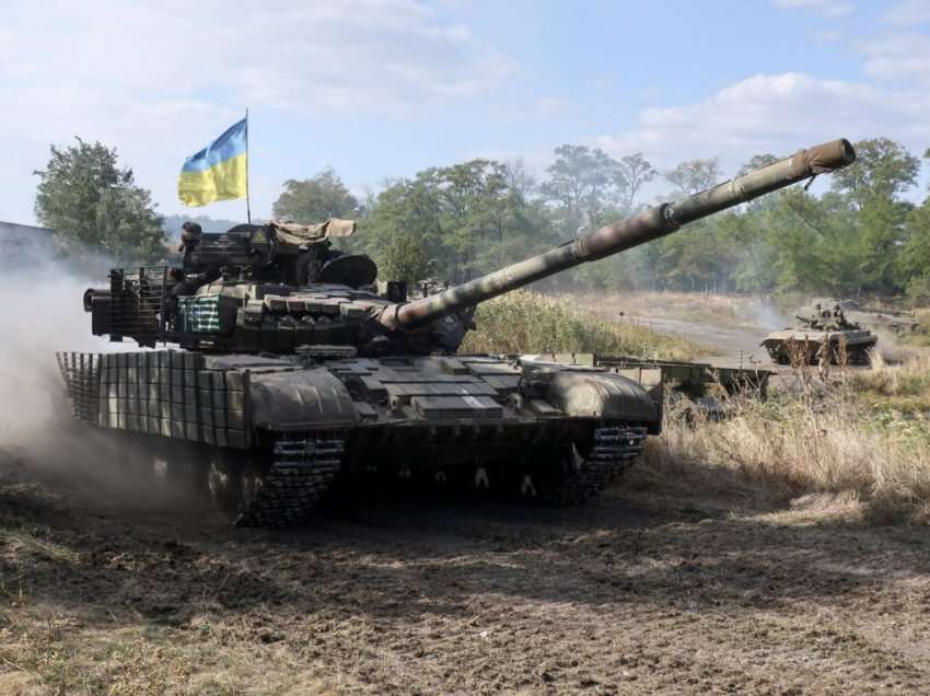“Uroj që të gjithë të digjeni në ferr”/ Reagimi i burrit ukrainas pasi forcat ajrore shkatërrojnë kolonën ruse në skaj të Kievit