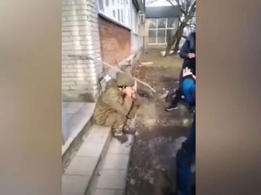 Ushtari rus shpërthen në lot, ‘dorëzohet’ para syve të trembur të fëmijëve ukrainasë