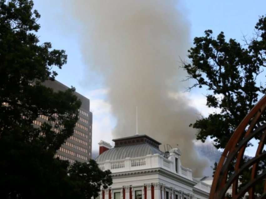 Zjarr në parlamentin e Afrikës së Jugut