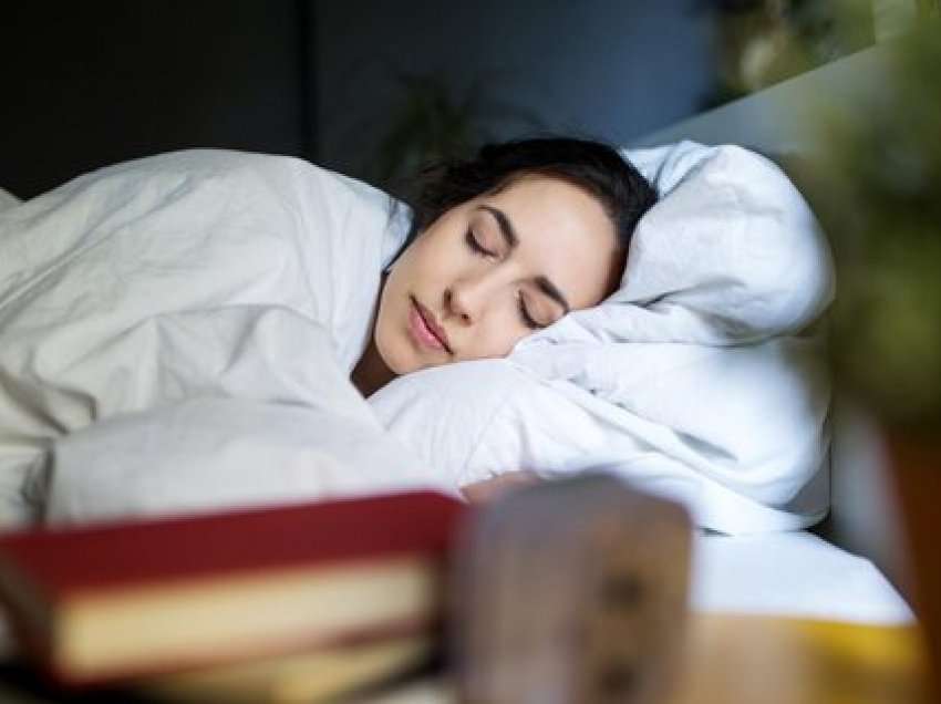 Njerëzit që flenë shumë nuk janë përtacë por të zgjuar; Ja çfarë tregon studimi i fundit