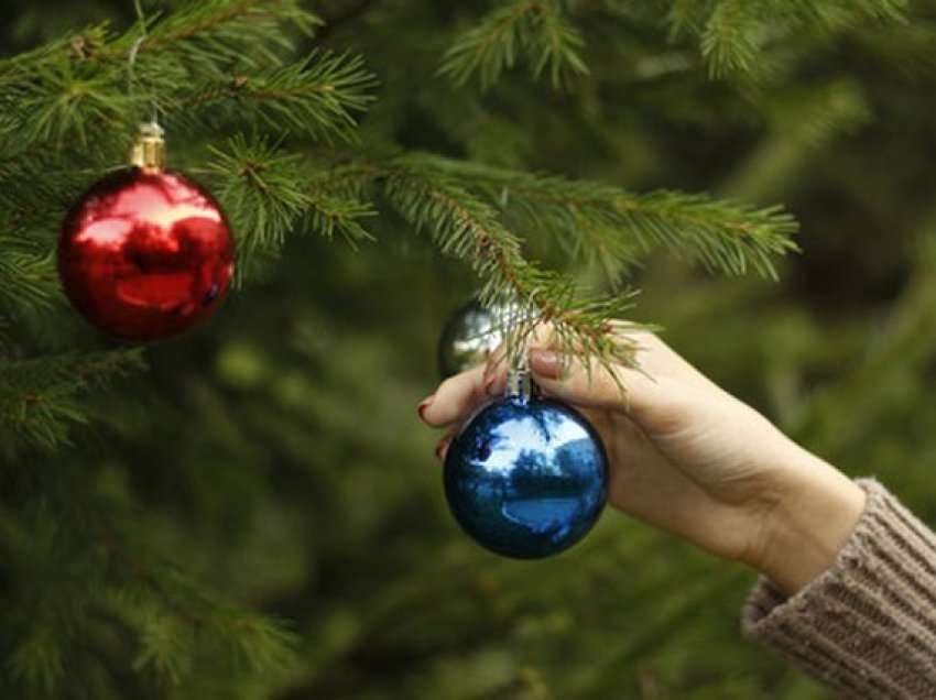 Për të gjithë supersticiozët; Ja kur duhen hequr dekorimet dhe bredhi i Krishtlindjes